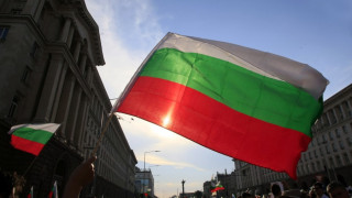 Две групи протестиращи пред президентството