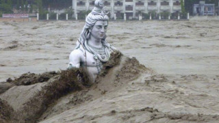 Наводнения в Индия отнеха живота на най-малко 120 души 