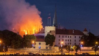Огромен пожар съсипа  исторически замък в Рига
