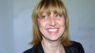 Министър Клисарова дарява книги в Кърджали