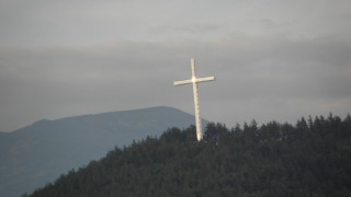 Владика и гълъби за освещаването на 33-метровия кръст