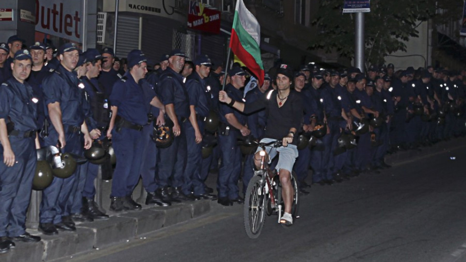 Полицаите ще охраняват протеста с жилетки „Антиконфликт" | StandartNews.com