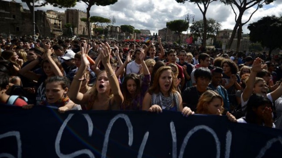Италианците излязоха на протест за работни места | StandartNews.com