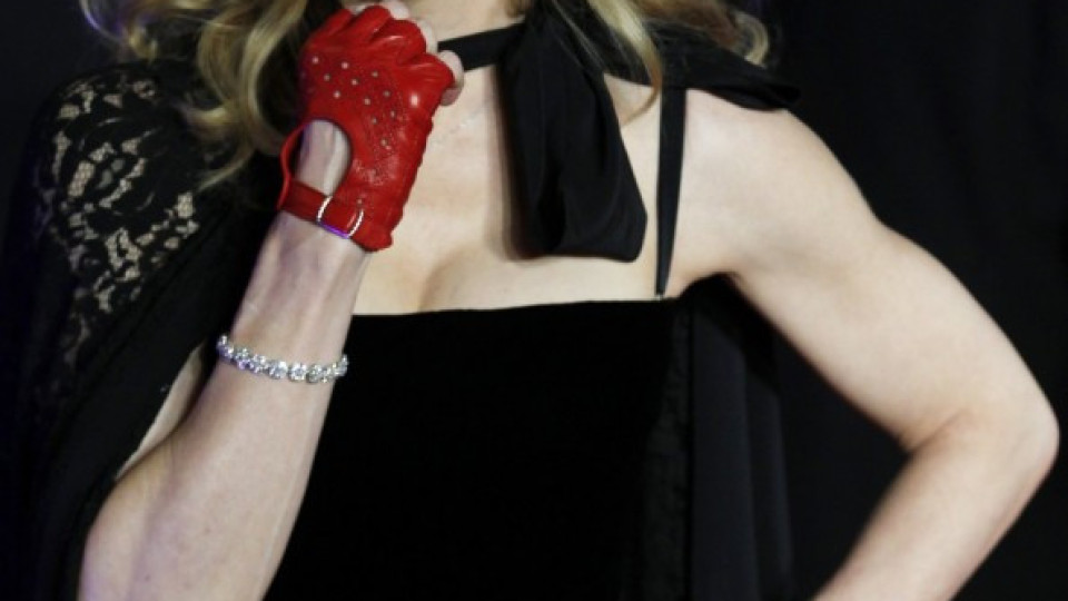 Мадона крие бръчки с ръкавици | StandartNews.com