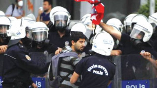 Турция арестува демонстранти по подозрения в тероризъм
