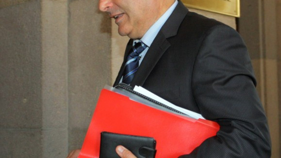 Еврокомисар чака извинение от министър Папазов | StandartNews.com