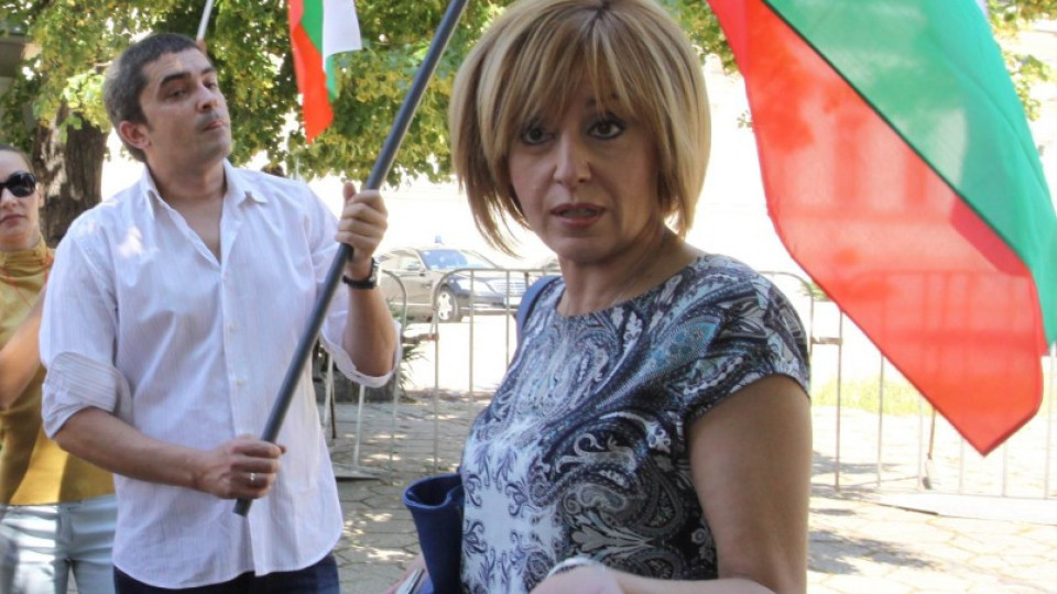 Мая Манолова ще пие кафе с протестиращите пред парламента | StandartNews.com