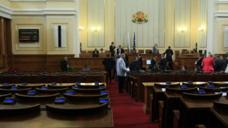 Парламентът под блокада