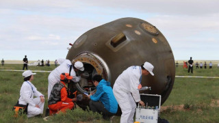 Китайски космонавти се завърнаха след 15-дневна мисия