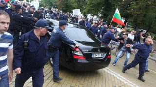 Двоен кордон полиция извежда депутатите