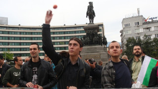 Депутатите под ключ в парламента