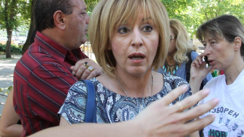 Блокираха Мая Манолова в кабинка до парламента | StandartNews.com
