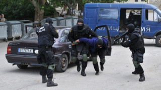 Полицаи с показно по задържане на дилъри