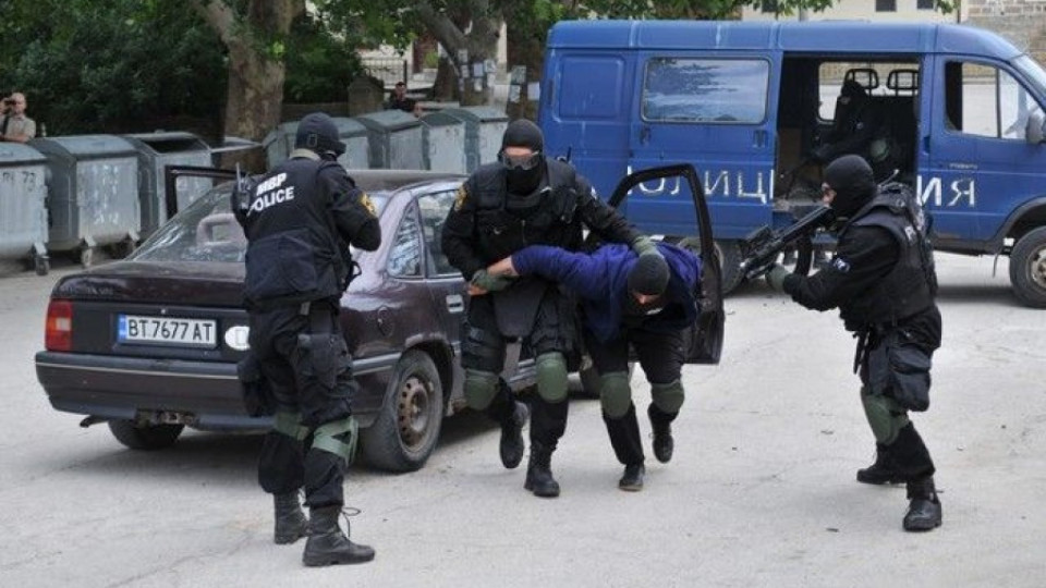 Полицаи с показно по задържане на дилъри | StandartNews.com