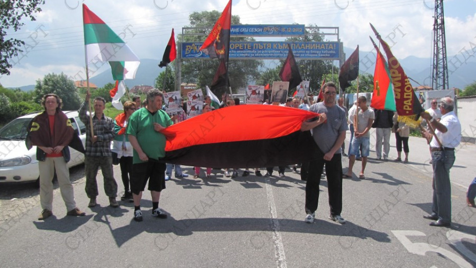 Войводи и банскалии затвориха пътя за Банско заради Палев | StandartNews.com