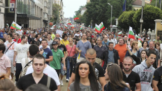 На живо: Вечерните протести - 13-и пореден ден