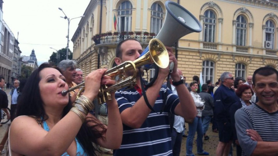 Гладнишка надува тромпет | StandartNews.com