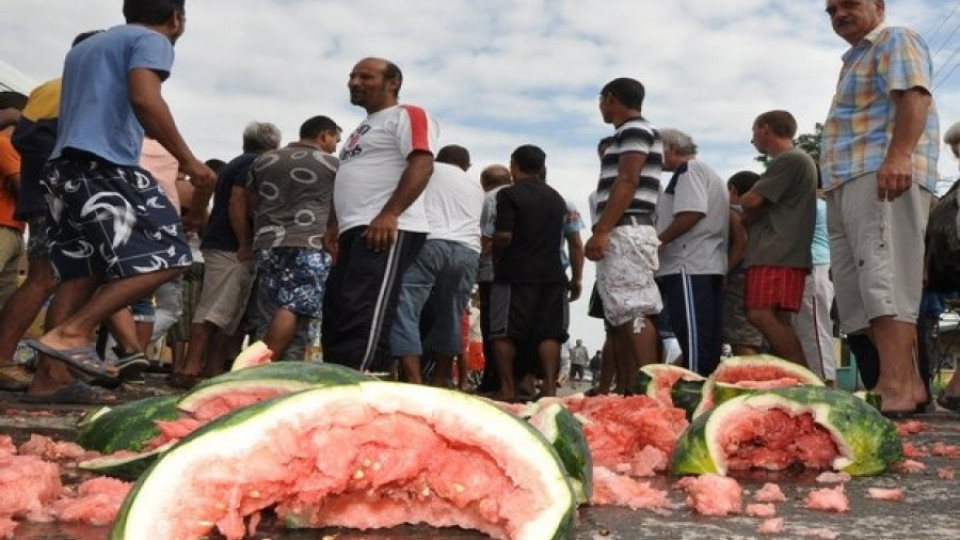Земеделци блокираха път с домати, дини и краставици | StandartNews.com