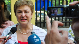 Мълния удари самолета на Кристалина