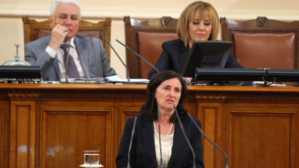 Даниела Бобева: Тук съм да помагам на ресорните си министри | StandartNews.com