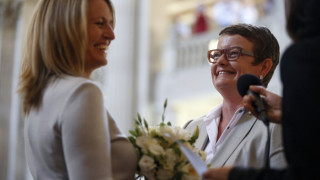 Гей-двойка сключи брак в Калифорния след падналата забрана 