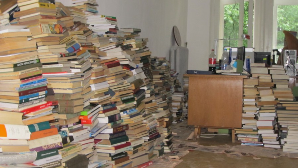 Спасяват 50 000 книги след наводнение в библиотека в Русе | StandartNews.com