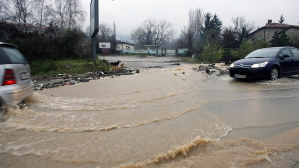 Затвориха пътища в разградско заради наводнени шосета | StandartNews.com
