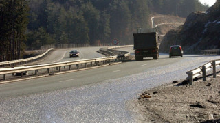 ТИР се запали в движение, затвори проход