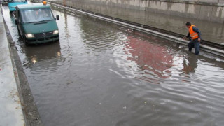 Пътят Разград-Кубрат остава потопен под вода второ денонощие