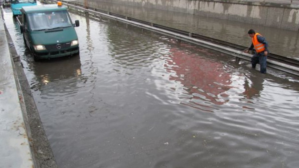 Пътят Разград-Кубрат остава потопен под вода второ денонощие | StandartNews.com