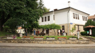 Безплатни екскурзоводи чакат туристи в Елена