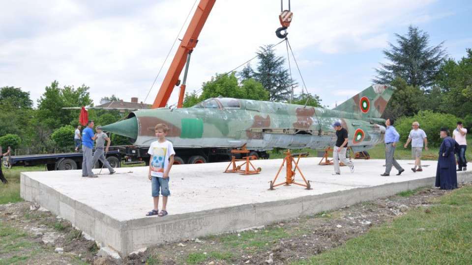 Изтребител „МиГ-21” се приземи  в Кърджали   | StandartNews.com