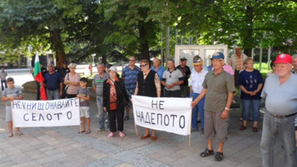 Протестиращи заплашват с гладна стачка срещу сметище | StandartNews.com