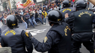 Протести в Перу, полицията използва сълзотворен газ 