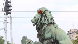 Лъвовете на Лъвов мост осъмнаха с расти в стил Snoop Lion