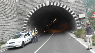 „Ауди" удари три коли след каскада в тунел