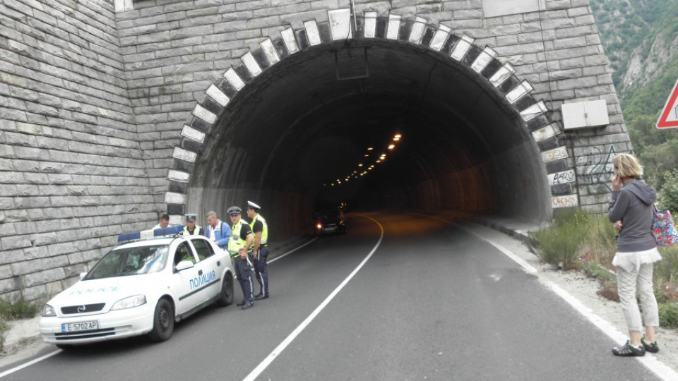 „Ауди" удари три коли след каскада в тунел | StandartNews.com
