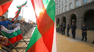 Общо 135 души отведени в полицията заради протестите