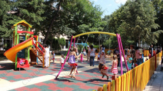 Хлапета атакуват нова детска площадка пред НАП