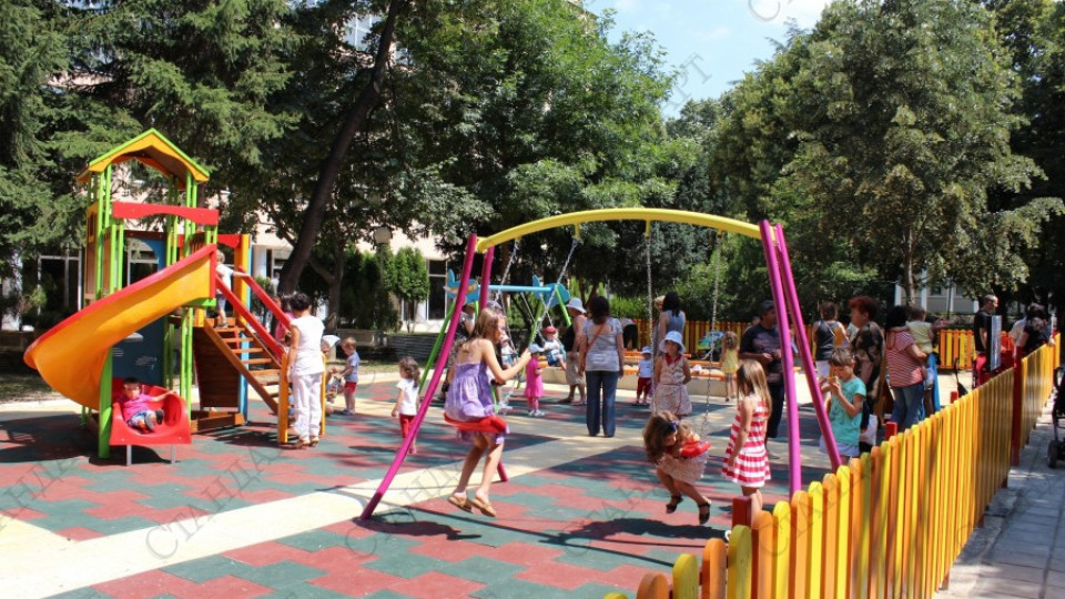 Хлапета атакуват нова детска площадка пред НАП | StandartNews.com