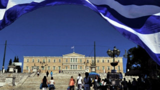 Гърция съкращава 16 500 общински служители