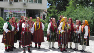 Добърските баби пеят на чужденци в Банско