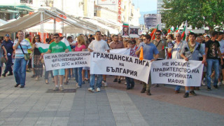 Луд атакува палатков лагер на протестиращи