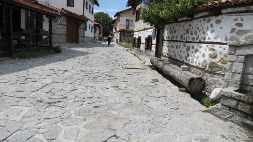 Редят калдъръм в старинния квартал на Банско | StandartNews.com
