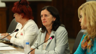 Бобева обеща спешни мерки за туризма по Черноморието