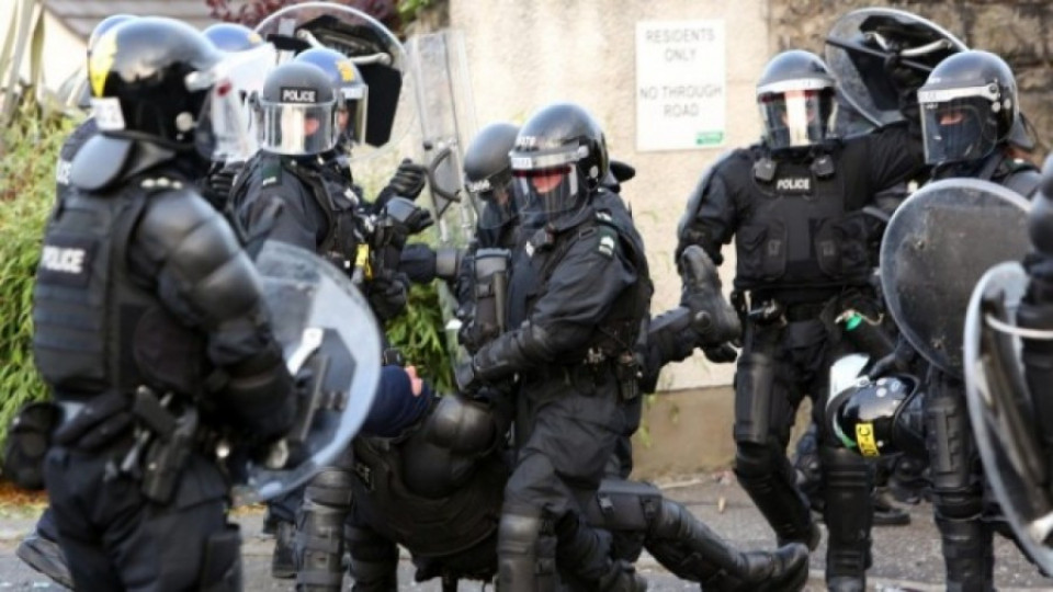 "Гардиън": Сблъсъците в Белфаст продължават | StandartNews.com
