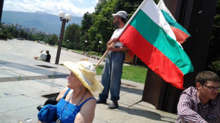 Контрапротестът се събра пред НДК и в неделя