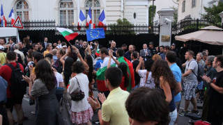 Рушат Стената пред немското посолство