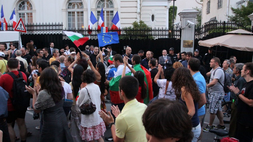Рушат Стената пред немското посолство | StandartNews.com