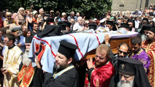 Обвиниха деловодителка, претупала погребението на дядо Кирил
